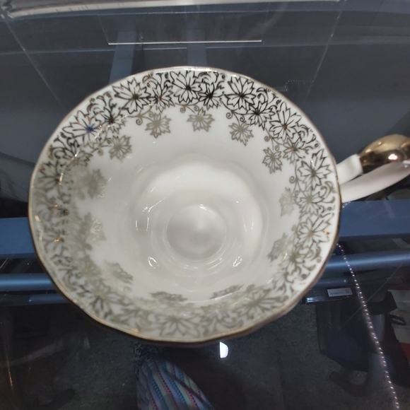 Royal Albert's 25th anniversary teacup and saucer - Picture 4 of 5